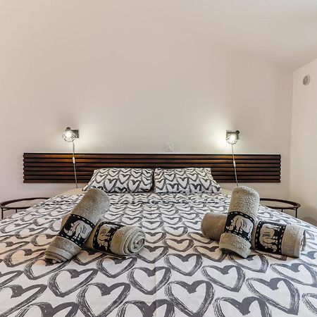 Sunshine Apartments Funtana With Balcony And Sea View Exterior photo