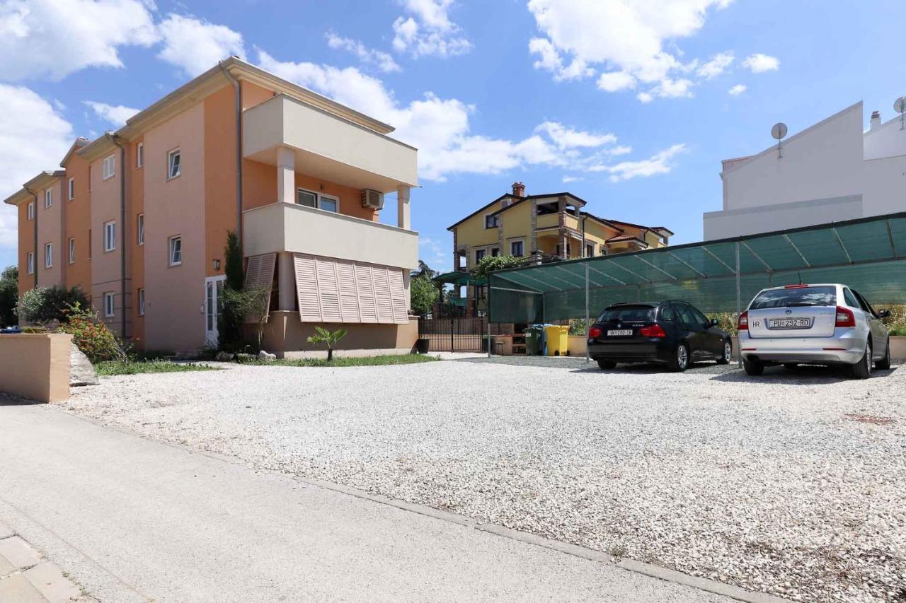 Sunshine Apartments Funtana With Balcony And Sea View Exterior photo