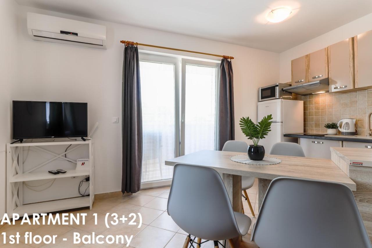 Sunshine Apartments Funtana With Balcony And Sea View Exterior photo